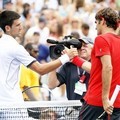 Novak Djokovic dan Roger Federer bersalaman usai bertandingan di babak semifinal