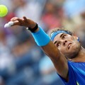 Rafael Nadal akan melakukan servis