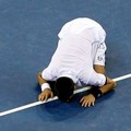 Novak Djokovic tersungkur dan menciup lapangan usai memenangkan laga final atas Rafael Nadal