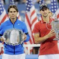 Rafael Nadal dan Novak Djokovic berpose dengan trofi masing-masing