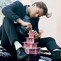 Leonardo DiCaprio dalam balutan jas Armani dan kemeja Rag & Bone di Majalah GQ
