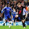 John Obi Mikel (kiri) berebut bola dengan Andre Scheurrle
