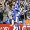 Juan Mata dan Fernando Torres berpelukan untuk merayakan gol Mata