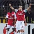 Robin van Persie bersorak setelah membobol gawang Borussia Dortmund