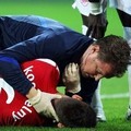 Pemain Arsenal, Laurent Koscielny, mendapat perawatan saat tabrakan dengan pemain Borussia Dortmund