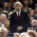Pelatih Arsenal, Arsene Wenger, tegang menyaksikan pertandingan dari tribun penonton