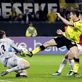 Kiper Arsenal, Wojciech Szczesny, (kiri) berusaha memblok tendangan dari Ivan Perisic