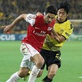 Shinji Kagawa dar Dortmund berusaha menahan pergerakan Mikel Arteta