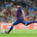 David Villa bersiap melakukan tendangan bebas yang berbuah gol saat melawan AC Milan