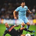 Pemain Napoli, Paolo Cannavaro (bawah) melanggar pemain Manchester City, Sergio Aguero
