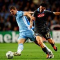 Marek Hamsik dari Napoli (kanan) berebut bola dengan Edin Dzeko dari Manchester City