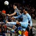 Edinson Cavani dari Napoli bersaing mendapatkan bola dengan Joleon Lescott dari Manchester City