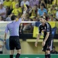 Wasit Cyneyt Cakir memberikan kartu kuning kepada pemain Bayern Anatoliy Tymoschuk