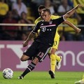 Pemain Bayern, Rafinha, melesakkan tendangan yang berbuah gol ke gawang Villareal