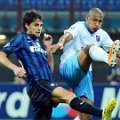 Gelandang Trabzanspor, Didier Zokora (kanan) berebut bola dengan penyerang Inter, Andrea Ranochia