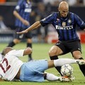 Pemain Inter, Esteban Cambiosso (kanan) berusaha melewati hadangan Paulo Henrique dari Trabzonspor