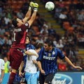 Kiper Inter, Julio Caesar, berusaha meninju bola