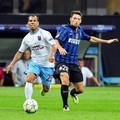 Penyerang Inter, Mauro Zarate (kanan), bersaing merebut bola dengan pemain Trabzonspor, Alanzinho