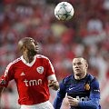 Bek Benfica, Luisao, dan Wayne Rooney berebut bola