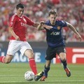 Penyerang Benfica, Oscar Cardozo (tengah), bersiap melepas tendangan
