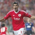 Oscar  Cardozo berteriak setelah membobol gawang Manchester United