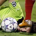 Cristiano Ronaldo berusaha merebut bola dari penjaga gawang Dinamo Zagreb, Ivan Kelava