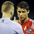 Cristiano Ronaldo komplain kepada wasit Svein Oddvar Moen