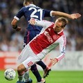 Pemain Ajax, Siem de Jong (kanan), berebut bola dengan pemain Olympique Lyonnais, Maxime Gonalons