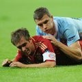 Penyerang manchester City, Edin Dzeko (atas) terjatuh bersama bek Bayern Muenchen, Philipp Lahm