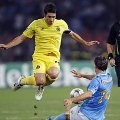 Pemain Napoli, Hugo Campagnaro (bawah), mencoba membendung pergerakan pemain Villareal, Cani