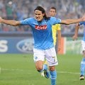 Striker Napoli, Edinson Roberto Cavani, merayakan golnya ke gawang Villareal