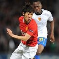 Gelandang MU, Park Ji-Sung, membawa bola dibayang-bayangi pemain Basel, Jacques Zoua