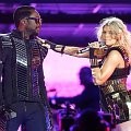 Aksi will.i.am dan Fergie di atas panggung