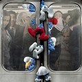 Para Smurf terjebak di pintu kereta