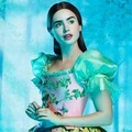 Lily Collins tampak cantik seperti boneka dalam kostum Putri Saljunya
