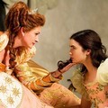 Ratu Jahat (Julia Roberts) berusaha mengintimidasi Putri Salju (Lily Collins)
