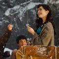 Para kurcaci tertawa gembira bersama Putri Salju (Lily Collins)