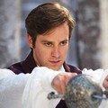 Pangeran Andrew (Armie Hammer) memperlihatkan keahlian bermain pedangnya