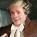 Foto karakter Brighton (Nathan Lane), kaki tangan sang Ratu