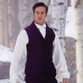 Pangeran Andrew (Armie Hammer) tampak gagah membawa pedang