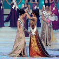 Puteri Indonesia 2010 Nadine Alexandra serahkan mahkota pada Puteri Indonesia 2011 Maria Selena
