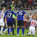 Nemanja Vidic (nomor 15) mendapat kartu merah dari wasit