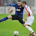 Wayne Rooney (kiri) mencoba memblok tendangan dari Sorin Frunza