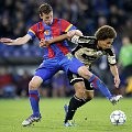 Pemain Basel, Gabian Frei (kiri) berusaha merebut bola dari gelandang Benfica, Axel Witsel