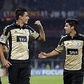 Oscar Cardozo merayakan gol bersama rekannya usai membobol gawang Basel