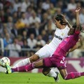 Pemain Madrid, Sami Khedira (kiri) berebut bola dengan pemain Lyon, Bakary Kone (kanan)
