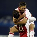 Dua pemain Ajax Amsterdam, Derk Boerrigter dan Miralem Sulejmani (atas), merayakan gol