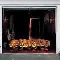 Sekelompok Jack O' Lantern berkerumum di muka garasi yang bertema Halloween
