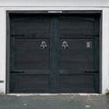 Desain pintu yang memberikan kesan memasuki ruang seram