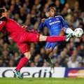 Bek Chelsea, Ashley Cole, berebut bola dengan Abel Masuero dari Genk
